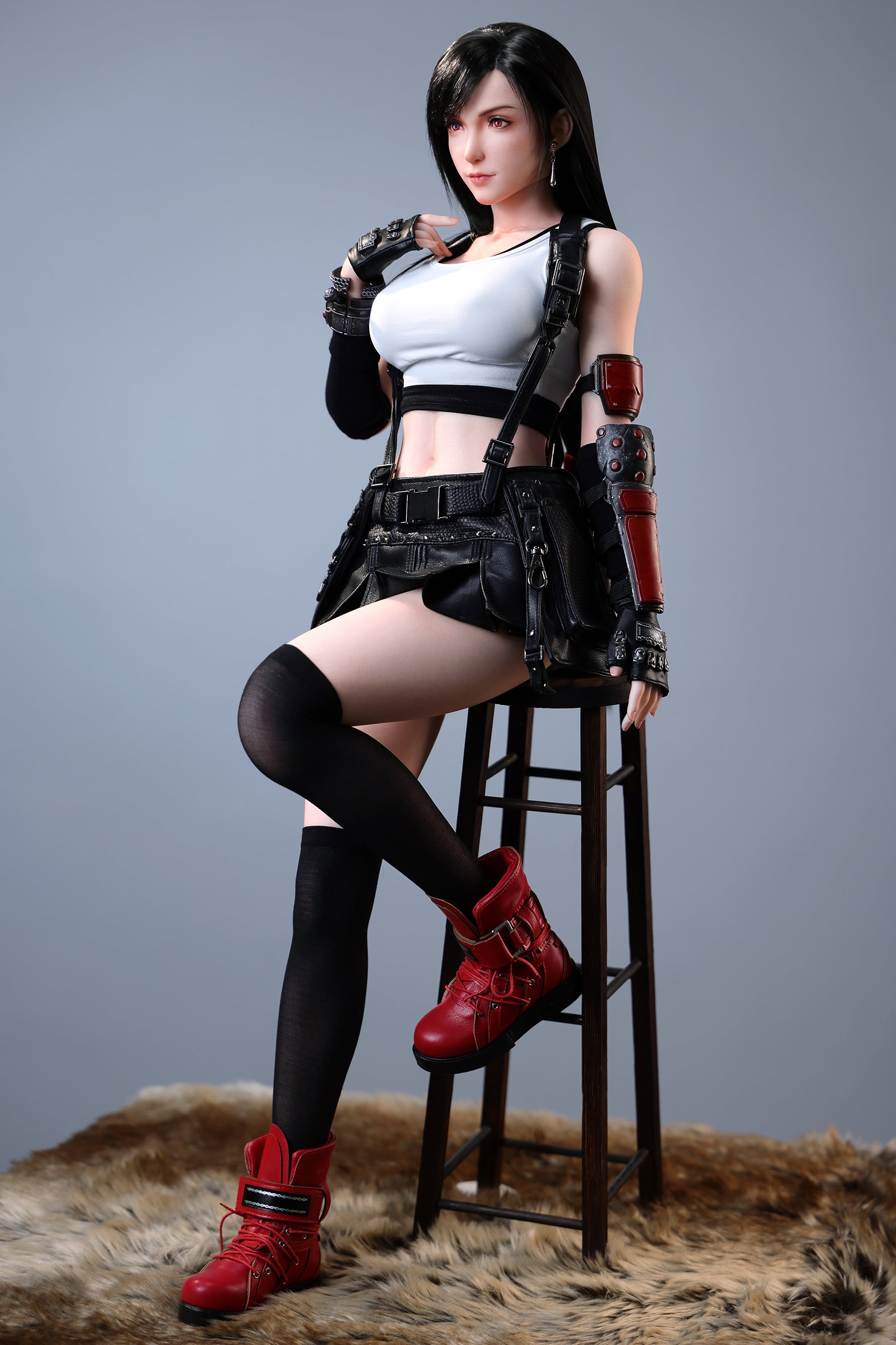 Action figure Tida of a character in a dynamic pose on a stool with a gray background